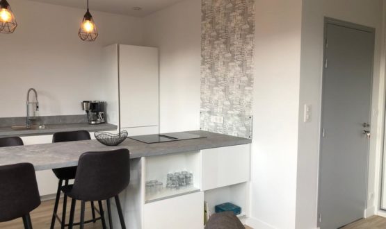 Aperçu de la cuisine sur mesure, agréable pour s'y installer à 4